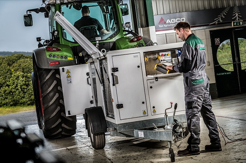 Révision d'un tracteur fendt dans un atelier